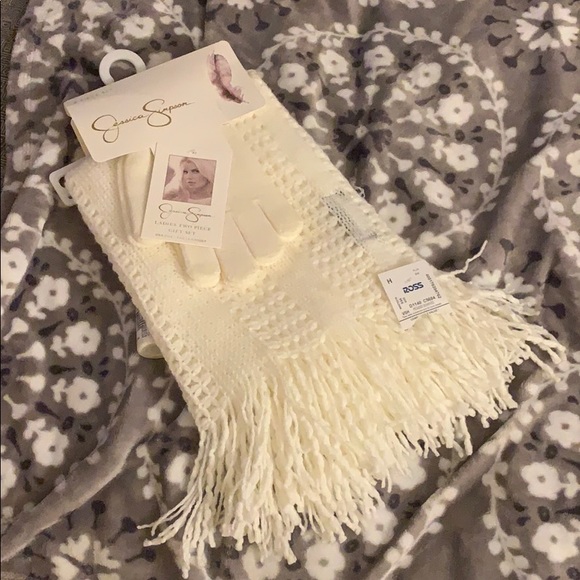 BNWT Jessica Simpson gloves and scarf set - Picture 1 of 1